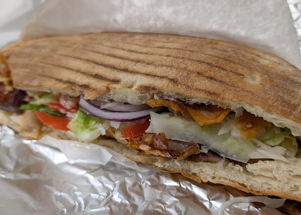Dürüm im dünnen Fladenbrot, gerollt